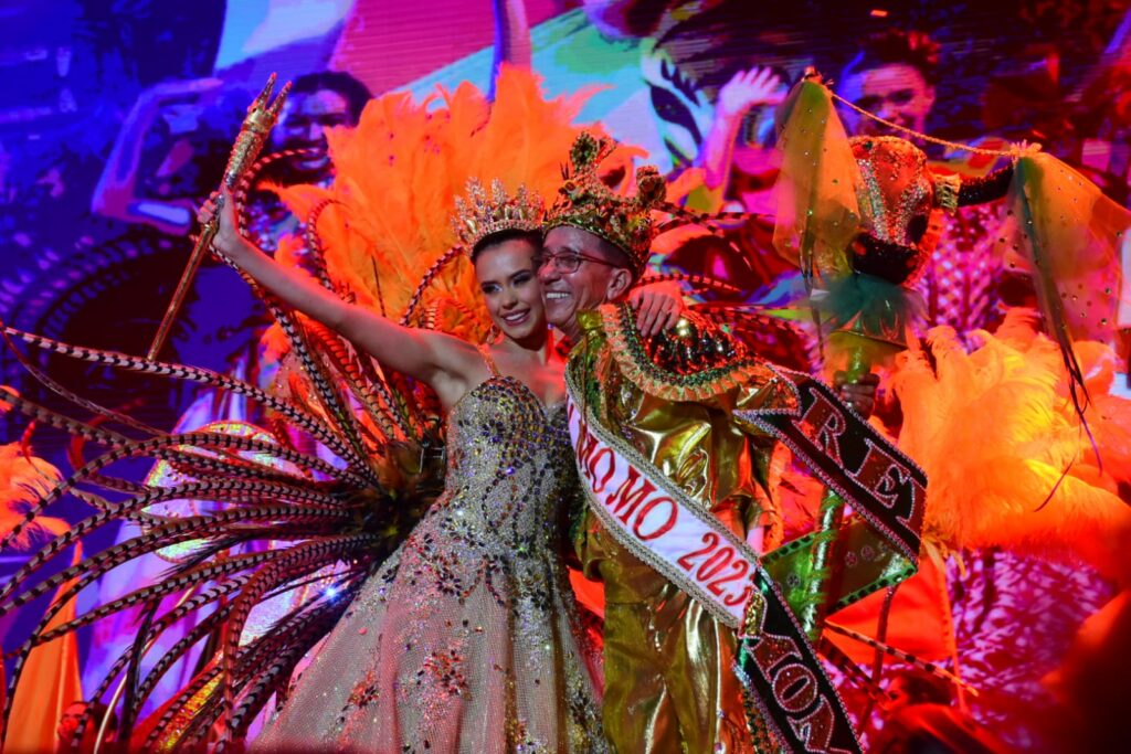 La Reina y el Rey del Carnaval de Barranquilla reciben Corona y mando.