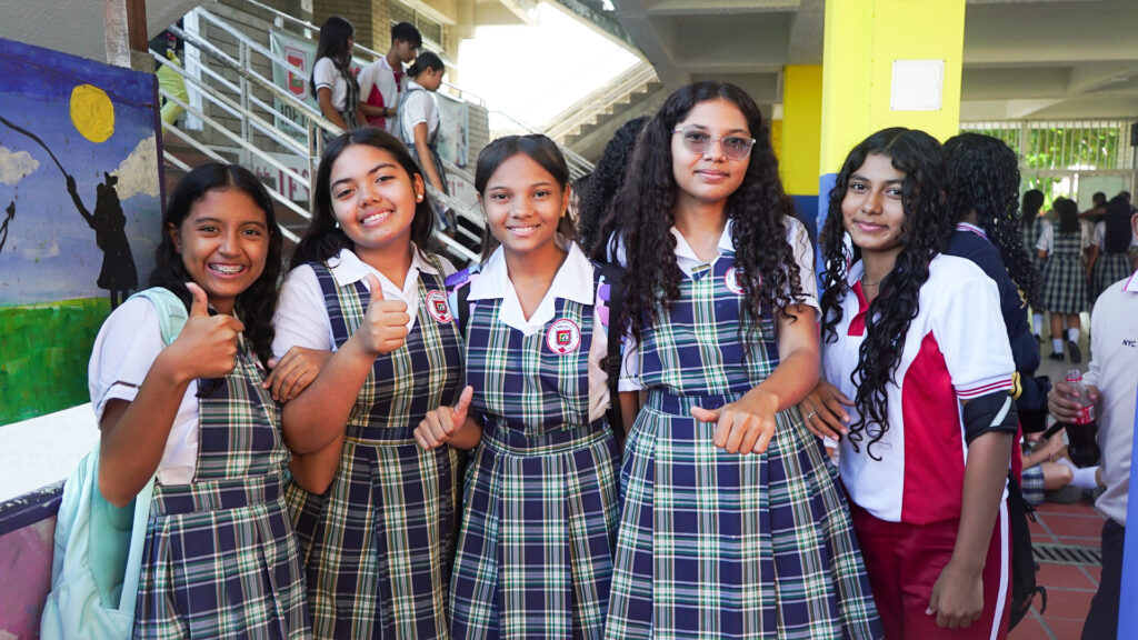 Jóvenes estudiantes de Barranquilla durante actividades académicas. La ciudad alcanzó en 2025 una tasa de tránsito inmediato a la educación superior del 58,6 %.