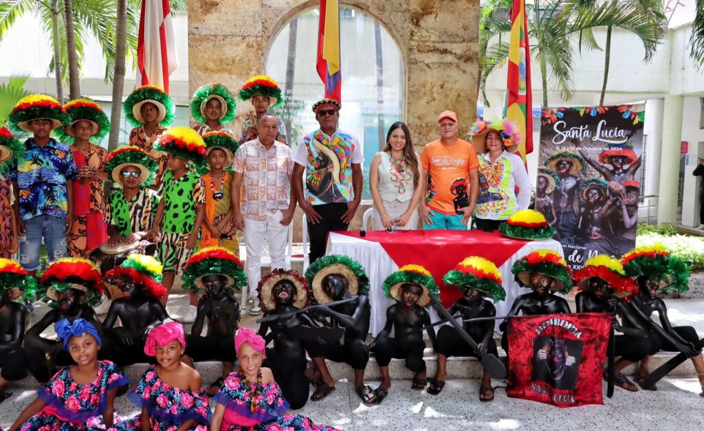 Bailarines y agrupaciones folclóricas durante el Festival Nacional Son de Negro en Santa Lucía, Atlántico.