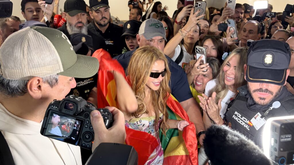 Shakira recibe al Carnaval de Barranquilla a su llegada a Madrid para su residencia de conciertos