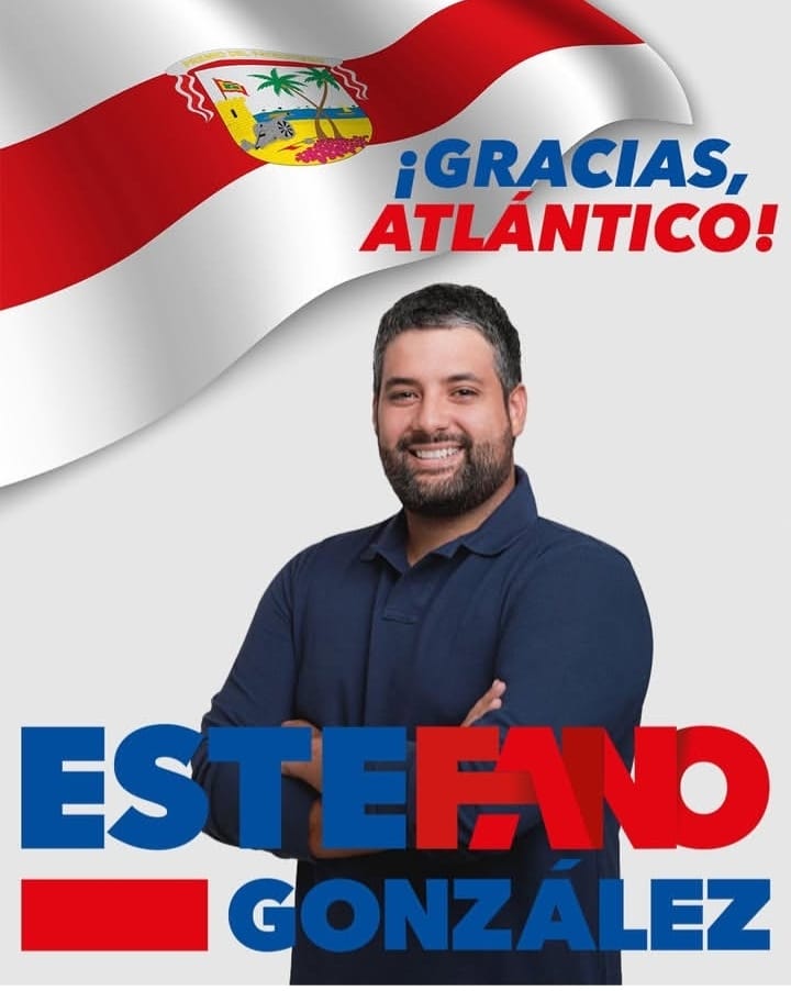 Estéfano González sostiene documento durante jornada de la Asamblea Departamental del Atlántico