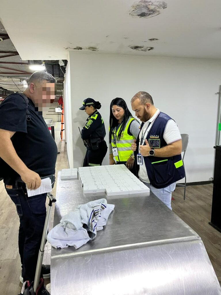 Funcionarios de la DIAN revisan equipaje en el Aeropuerto Internacional Ernesto Cortissoz de Barranquilla