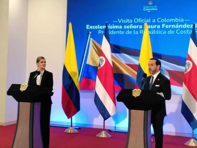 Presidente de Colombia y presidenta de Costa Rica durante una declaración conjunta en Barranquilla
