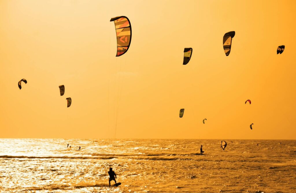 magen editorial que representa la diversificación turística del Atlántico, con énfasis en los destinos de playa, las experiencias culturales, gastronómicas y de naturaleza que hacen parte de la oferta departamental.