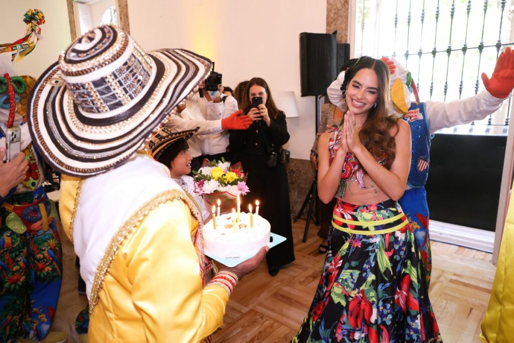 Reyes del Carnaval de Barranquilla y autoridades diplomáticas durante un evento institucional en la Embajada de Colombia en España.