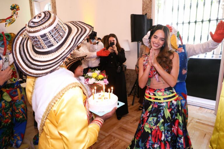 Reyes del Carnaval de Barranquilla y autoridades diplomáticas durante un evento institucional en la Embajada de Colombia en España.