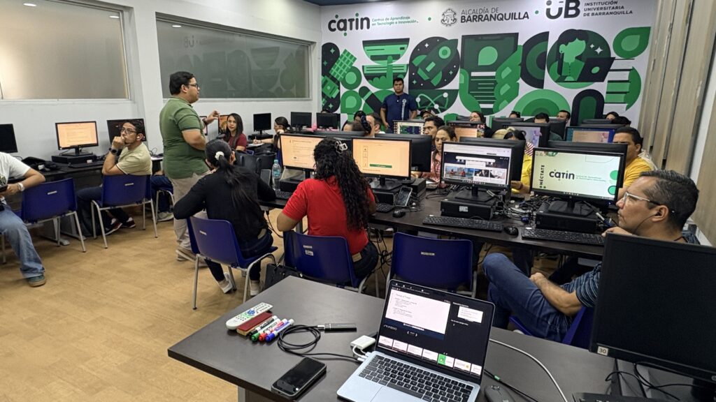 Participantes en una actividad de formación tecnológica en Barranquilla.