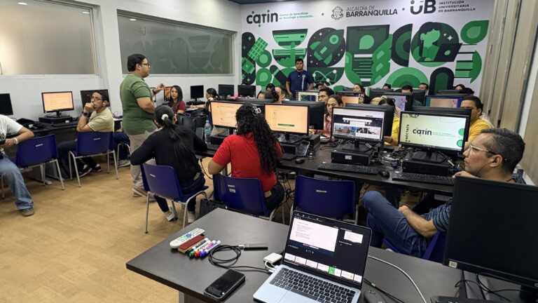 Participantes en una actividad de formación tecnológica en Barranquilla.