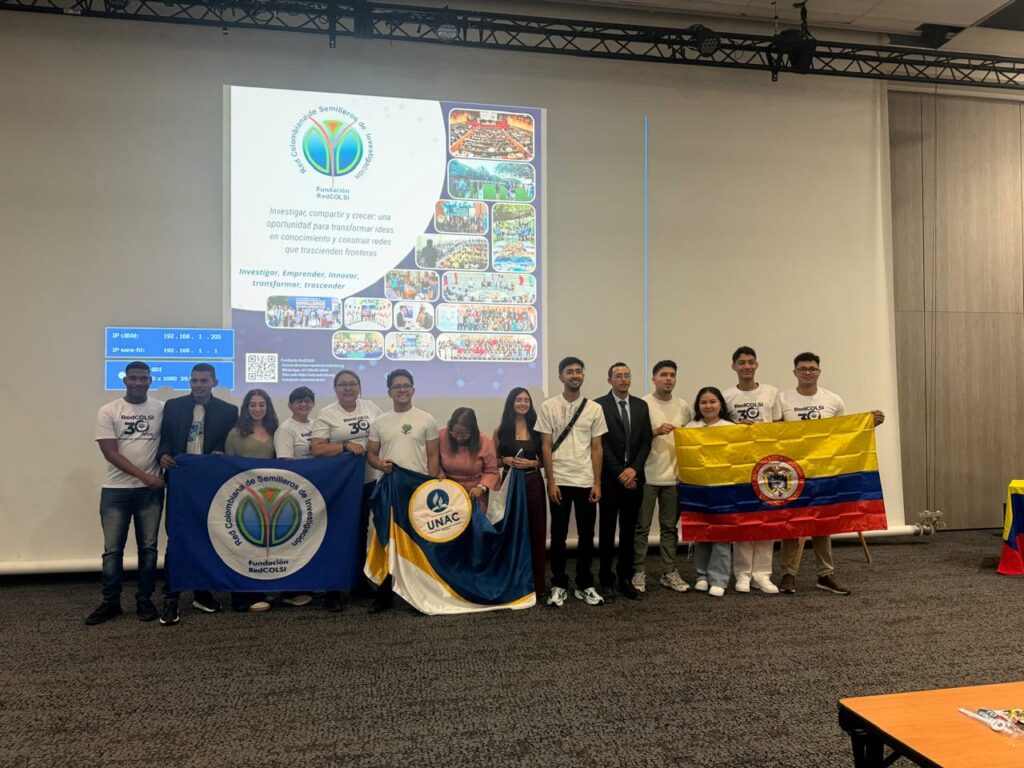Estudiantes universitarios presentando un proyecto de ciencia y tecnología frente a un panel de evaluadores en un certamen académico internacional.