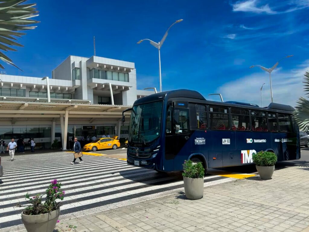 Bus articulado de transporte masivo circulando por una avenida de Soledad, Atlántico, en dirección al aeropuerto.
