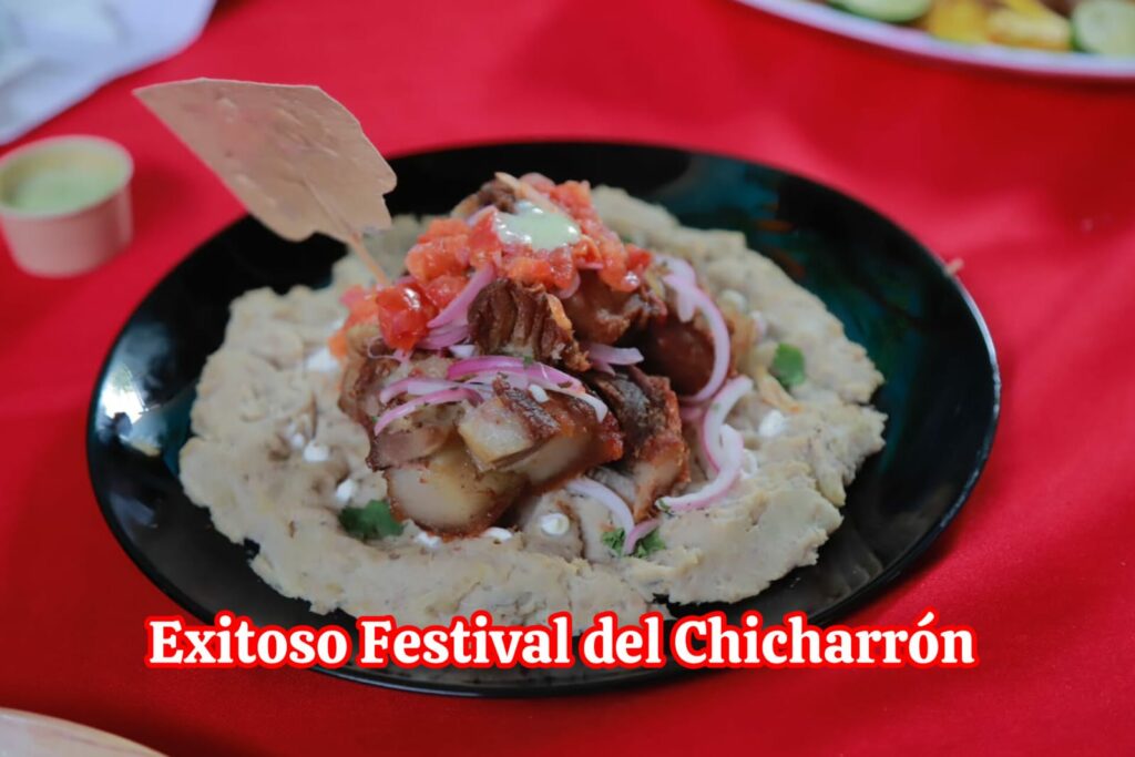 Bandeja con chicharrón, yuca y otras preparaciones típicas en un puesto de un festival gastronómico del Atlántico.